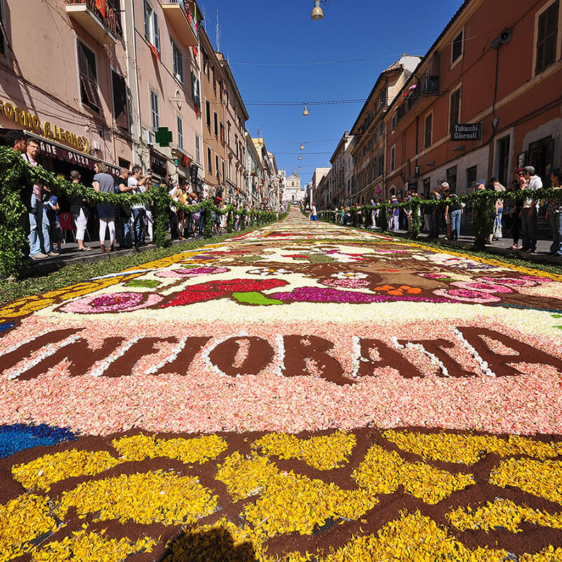 L'Arte Effimera dell'Infiorata di Genzano 2026: Un Tappeto di Fiori